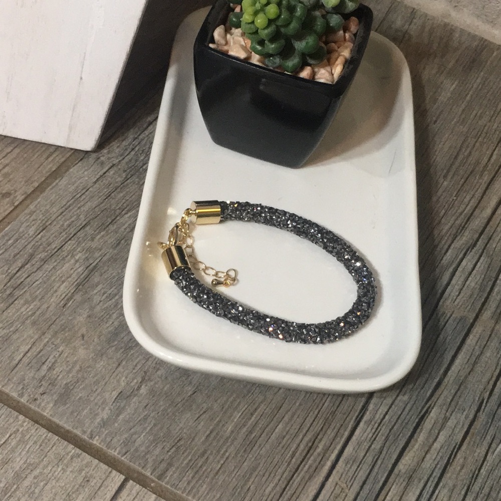 Glittery bracelet with gold clasp